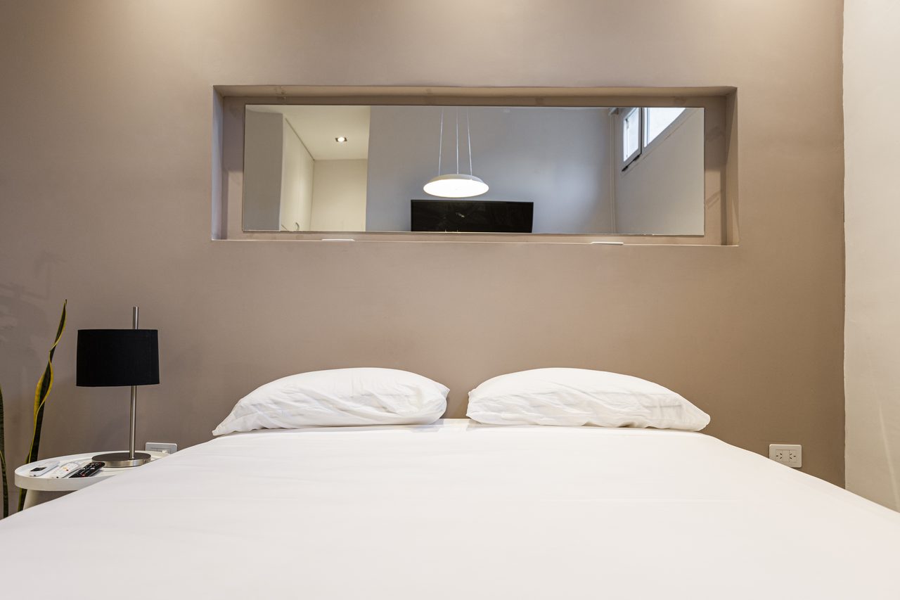 Studio 25 de Mayo - Cama doble con almohadas