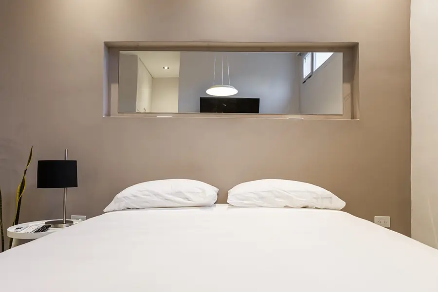 Studio 25 de Mayo - Cama doble con almohadas