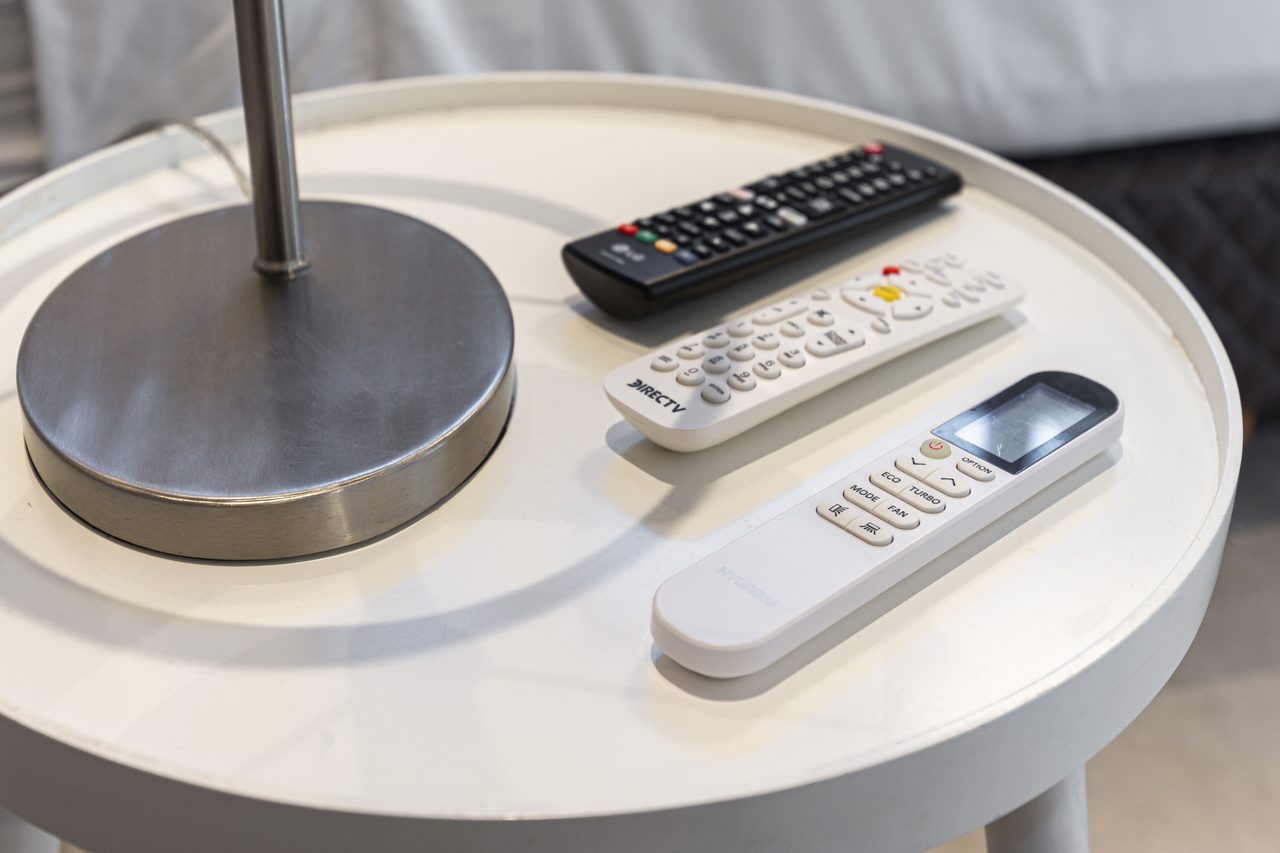 Studio 25 de Mayo - DirecTV y aire acondicionado